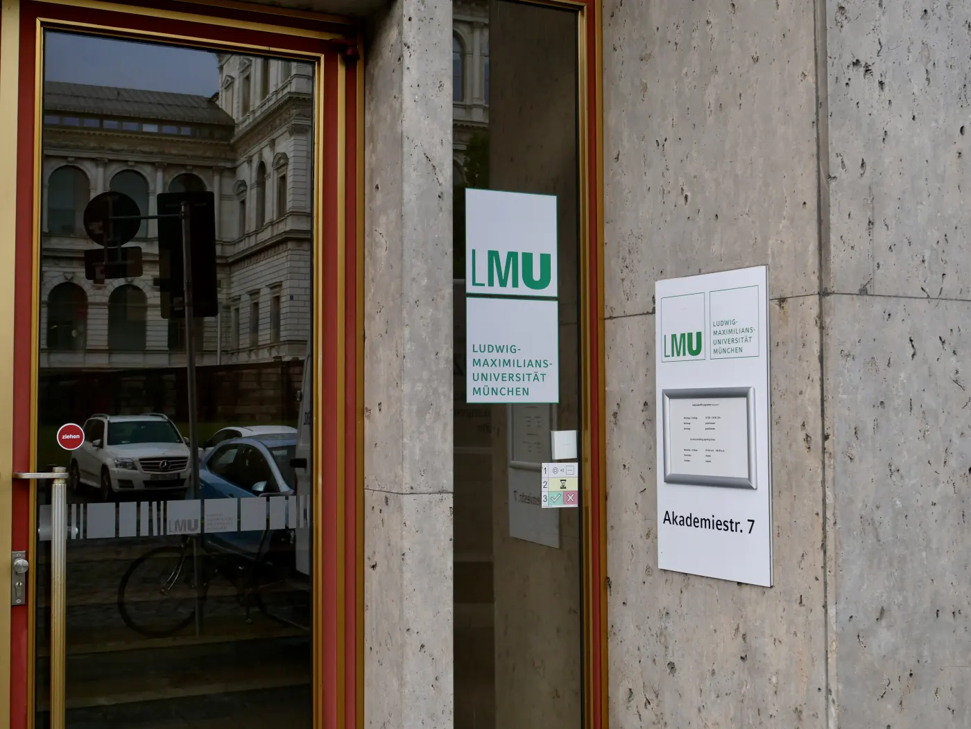 Entrance of the LMU building connected to the Munich Science Communication Lab