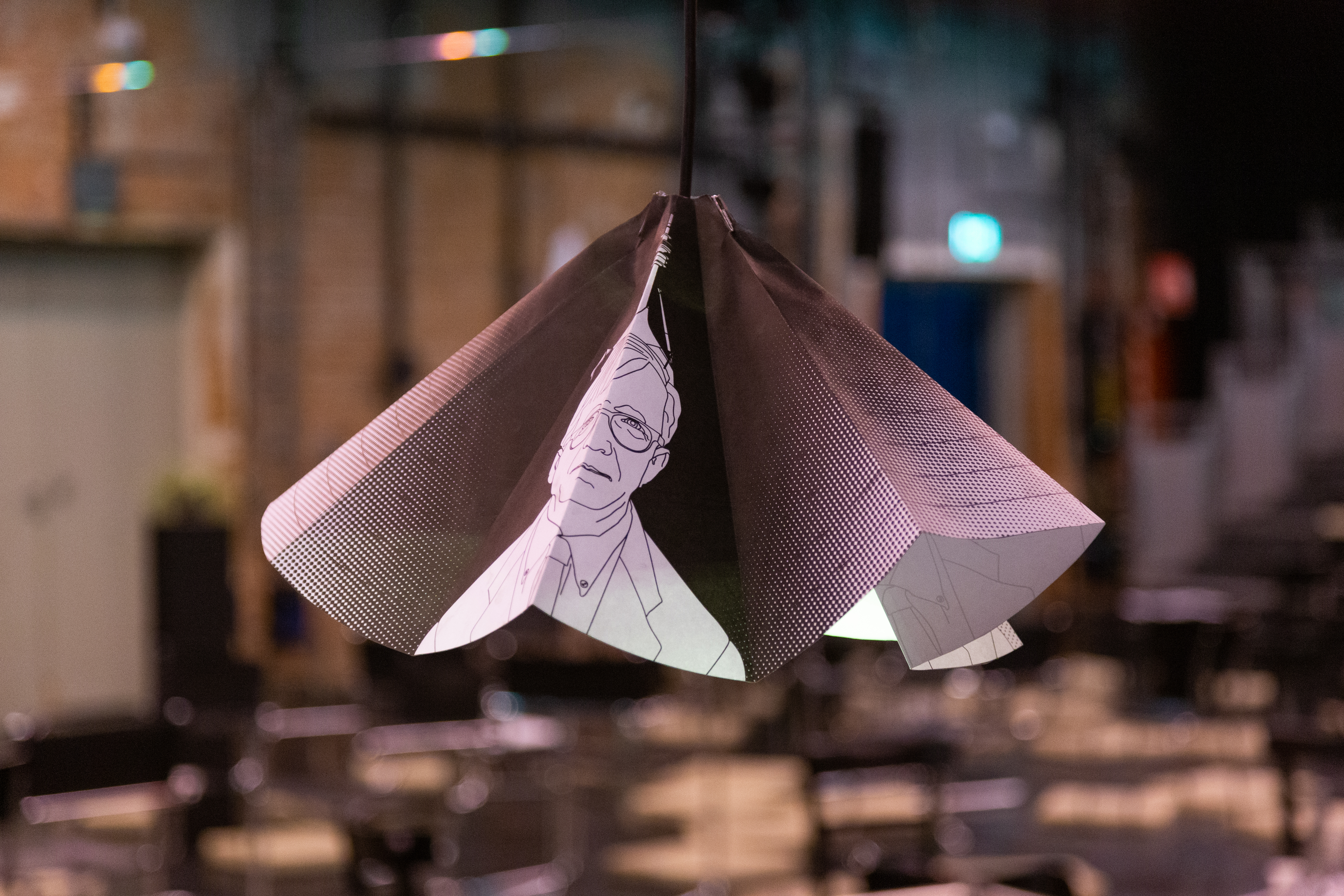 Lampenschirm über der Laborstation Latour's Kitchentable. Foto: Melanie Lehwald