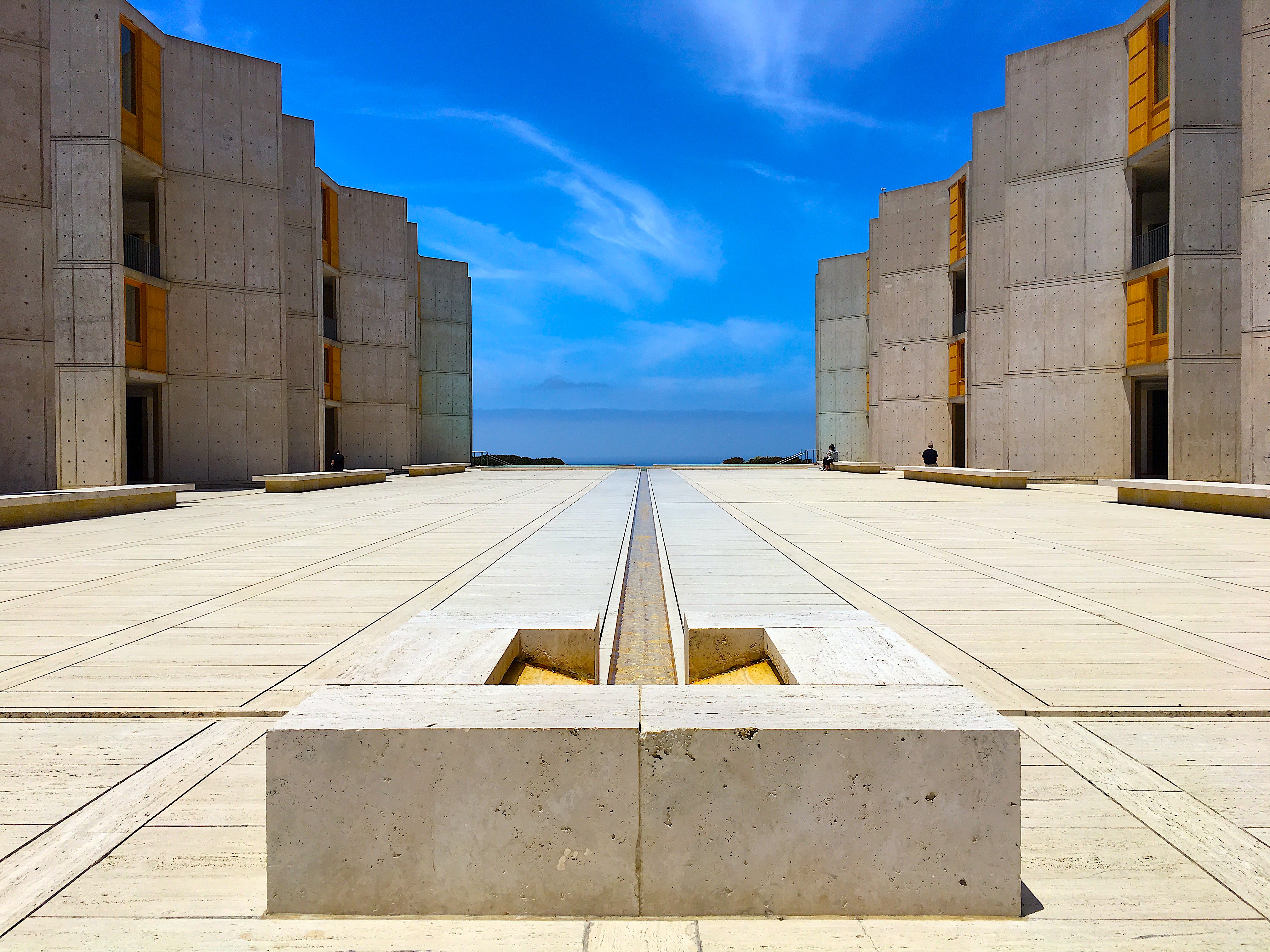 Figure 2 Codera23, The Salk Institute for Biological Studies completed in 1965, digital image, Wikimedia Commons, July 3, 2019.